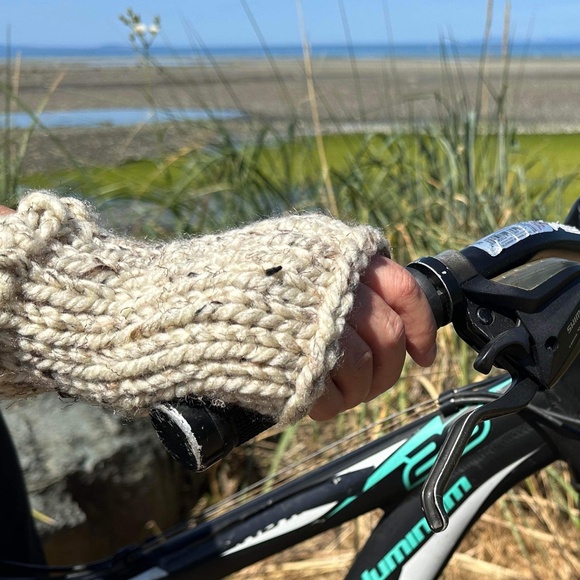 Hand Knit Wool Fingerless Gloves ~ Unisex - Picture 3 of 7